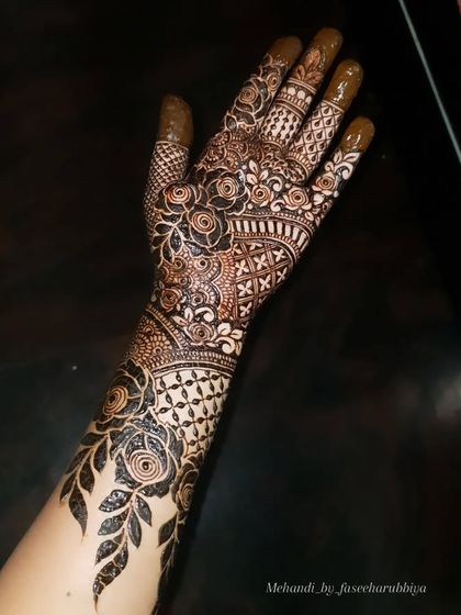 The completed design from the tutorial, showing the rich color of the fresh henna paste.