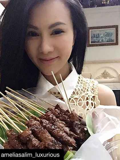 We love seeing happy faces like this! Thank you so much to @ameliasalim_luxurious for grabbing a whole bunch of our Sate Babi. So glad you think it's delicious!