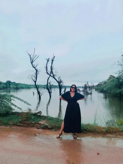 A simple black maxi dress from a sustainable brand, styled for a day in nature. This proves that conscious choices can also be incredibly chic and timeless.