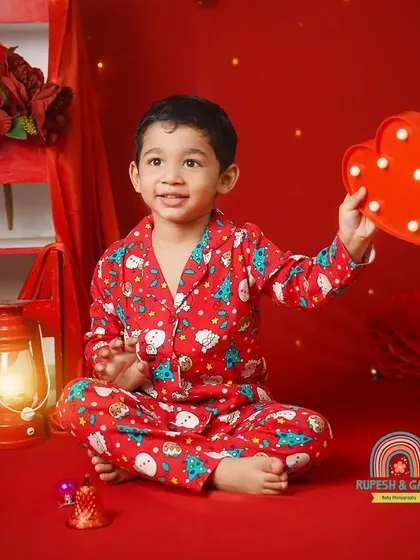 Holding a heart full of light. Christmas is all about love, and this photo captures that feeling perfectly.