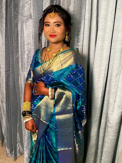 A full shot of Priyanka's reception look. The combination of the rich saree, traditional jewelry, and classic makeup created a timeless and regal appearance.