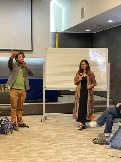 A moment of interaction during a masterclass. A student shares an idea, and we build on it together. This is how we find new pathways in improvisation.