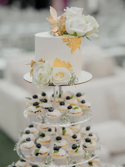 A moment of appreciation for this splendid wedding cupcake tower. The simple white and gold cake on top complements the fresh and elegant vanilla blueberry cupcakes perfectly.
