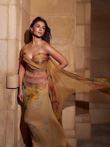 For Alia Bhatt's Golden Globe Horizon Award moment, I designed nails that matched the warmth and elegance of her floral gown. The look was all about effortless beauty and grace.