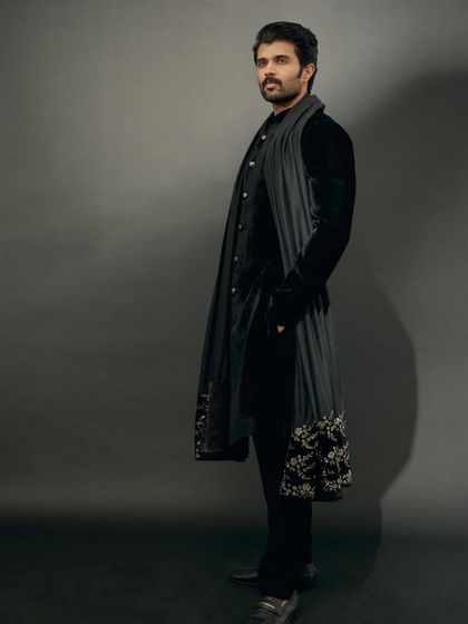 Vijay Deverakonda in a classic black bandhgala with an embroidered velvet scarf by Sawan Gandhi. It’s a timeless and sophisticated look for any formal occasion.