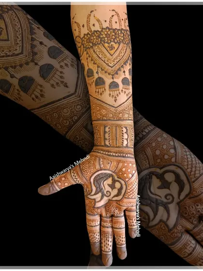 A single-hand design showcasing the mother and child silhouette. This is a simple yet powerful way to celebrate the bond of motherhood.