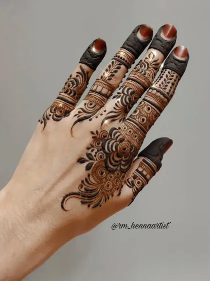 A beautiful and simple back-hand design that focuses on the fingers. It's perfect for someone who wants a touch of henna without full coverage.