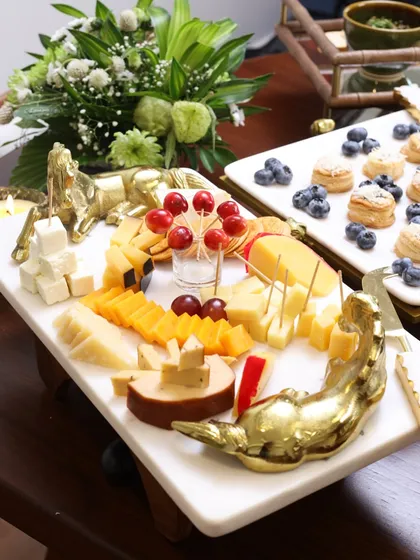 We invite you to serve with personality and flair. Our wildlife-inspired serveware, like this exquisite marble cheese platter with sculpted horse details, is designed to be a conversation starter, adding a touch of untamed elegance to your hosting.