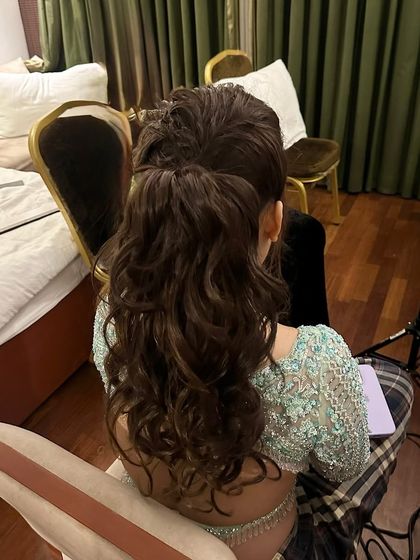 A textured half-tie for a Sangeet look. The combination of the twist and the voluminous curls creates a beautiful silhouette from the back.