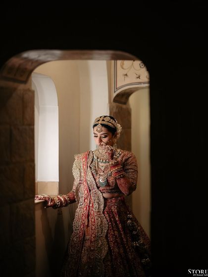 The bride framed through an archway, a creative composition that highlights her elegance and the stunning architecture.