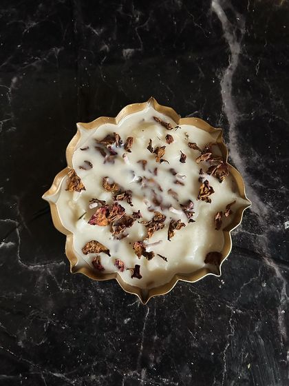 Another one of my floral urli candles, this one generously topped with dried rose petals. These are perfect for pre-booking for your festive decor or as thoughtful gifts.