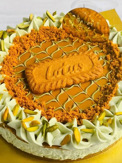 An epic creation: my Lotus Biscoff and Pistachio Cheesecake. This dessert features layers of crispy Biscoff biscuit, velvety pistachio cheesecake, and a beautiful Biscoff spread topping.