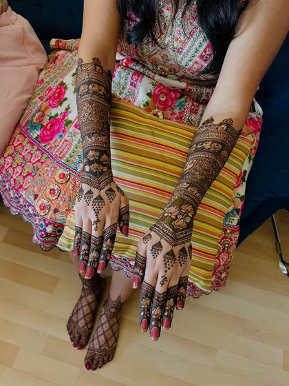 This full-coverage design for both hands and feet ensures a cohesive and stunning look, featuring traditional floral bands and detailed finger work.