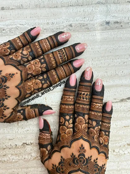 It's all in the details. This close-up shows the fine linework and delicate floral patterns I create on the fingers, ensuring that every part of your hand is beautifully adorned.