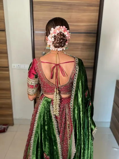 A Gottapatti bun is a beautiful and traditional choice for a wedding. The intricate gold and pink floral design adds a touch of Rajasthani-inspired elegance.