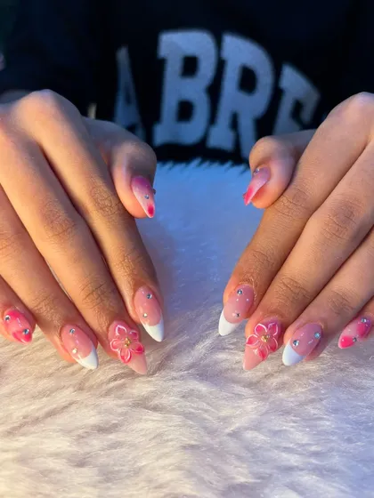 The perfect manicure for your next holiday. This set is fun, vibrant, and expertly crafted by our talented nail artists to get you in the vacation mood.