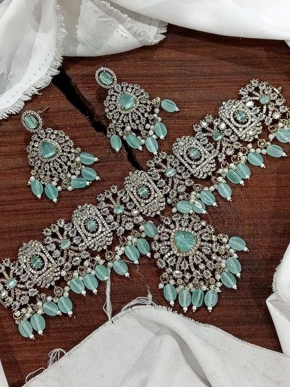 I love the soft and elegant look of this Victorian choker set in pastel blue. It's a beautiful choice for daytime weddings or receptions, adding a subtle touch of color and sparkle.