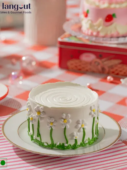 Fresh, floral, and full of flavor. Our matcha chiffon bento cake is light as air and features a dreamy daisy design, making it as beautiful as it is delicious.