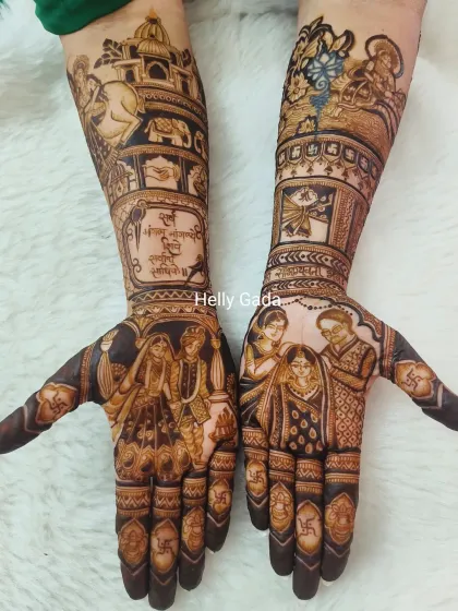 This grand bridal design incorporates portraits of the couple and their parents, alongside divine figures of Lord Vishnu and Shiv-Parvati, creating a complete story of love, family, and faith.