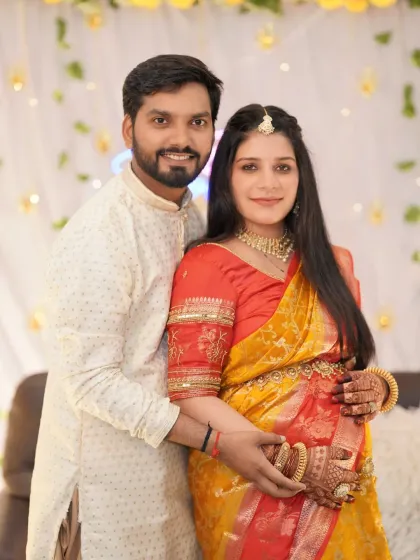 Celebrating together at a traditional baby shower. I focus on capturing the love and connection between the couple during these important family events, preserving the happy memories of your celebration.