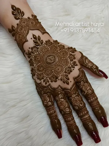 A perfect example of classic art meeting modern style. This design features a traditional mandala at the center, surrounded by detailed work on the fingers and a delicate wrist cuff, proving that elegance is in the details.