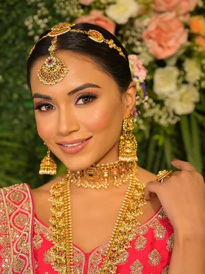Less is more, but that doesn't mean it can't be epic. This South Indian bridal look features clean, defined makeup that enhances her features and complements the stunning gold temple jewellery.