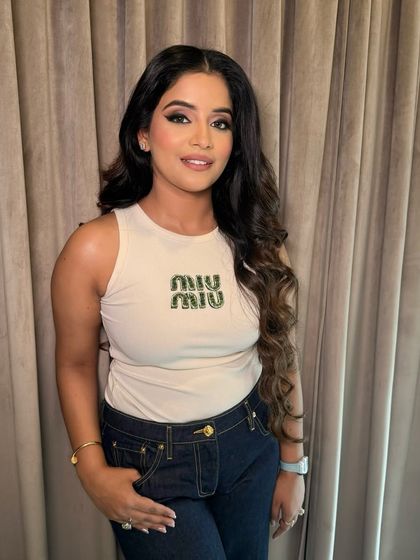 Serving matte magic with the gorgeous Shevya. A snatched liner, a touch of green kohl for drama, and pink cheeks with a pink pout. This is glam, but make it fun.