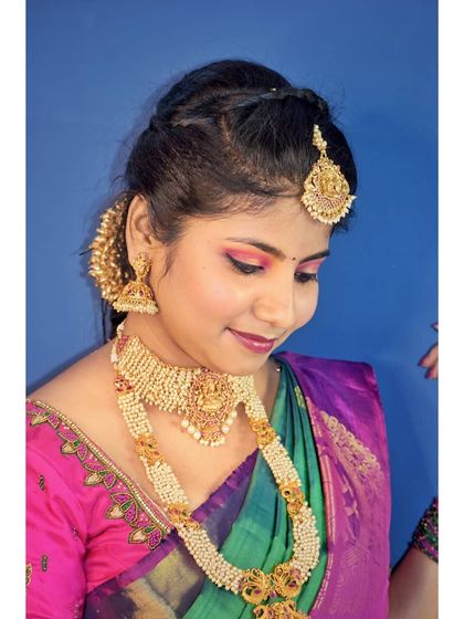 This look features beautiful pearl jewelry, which I complemented with soft pink and rose-gold makeup tones. The result is a very regal and elegant appearance.