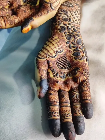A close-up on the palm, where I teach you to focus on the deepest color payoff with carefully chosen patterns.