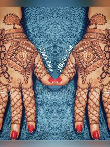 An Indo-Western back-hand design with a tree-of-life motif. The net pattern on the fingers adds a touch of traditional intricacy.