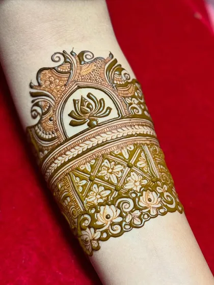 The first step in creating an arm band, outlining the main lotus motif and architectural top.