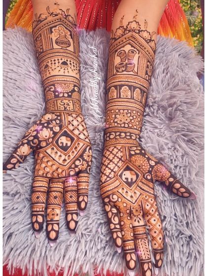 This bridal design features a central elephant motif in a diamond-shaped frame, surrounded by lotus patterns and traditional jharokhas.