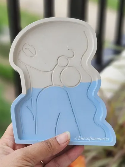 This is my bestselling lady trinket tray, shown here in a beautiful two-tone blue and grey design. It’s perfect for holding your favorite jewelry or just as a piece of art for your desk.
