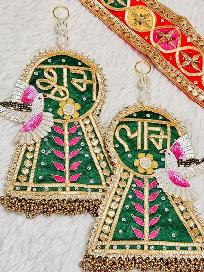 A unique green latkan set with sequined bird motifs. The combination of velvet fabric and sparkling details makes this a very elegant choice.