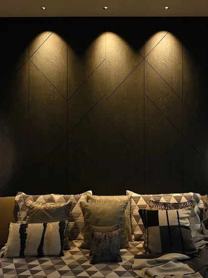 In this bedroom, directional spotlights create a cozy and intimate atmosphere by highlighting the headboard. It's a great way to create a relaxing retreat for the end of the day.