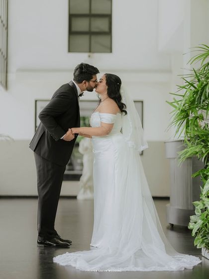 The first kiss as husband and wife, a timeless and essential moment in every wedding story. I capture this with an eye for classic composition and genuine emotion.