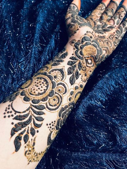 A classic Dubai-style design, one of my all-time favorites. The pattern is a beautiful, flowing vine of flowers and leaves.