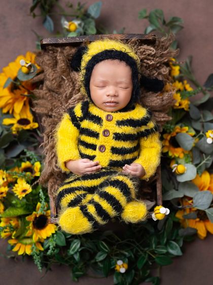 Our sweet little honeybee is sleeping amongst the sunflowers. I use soft, hand-knitted outfits and vibrant floral arrangements to create cozy and adorable nature-themed portraits.