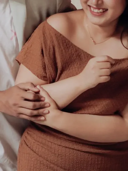A close-up on the hands and the embrace. Sometimes the most romantic portraits don't even need to show a face to tell a story of connection.