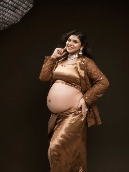 Moms-to-be, it’s your time to shine. This behind-the-scenes shot shows the making of a glamorous portrait, celebrating beauty and confidence.