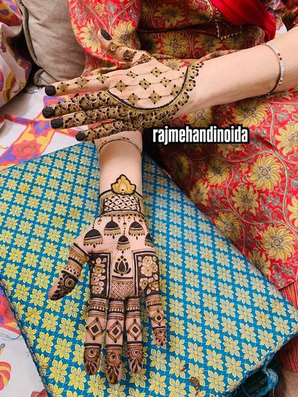 A stylish design featuring hanging jhumkas and a lotus motif. This pattern combines traditional elements with a modern layout, making it perfect for an engagement or sangeet.