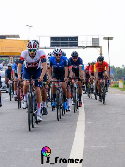 The elite peloton, a tight and fast-moving group.