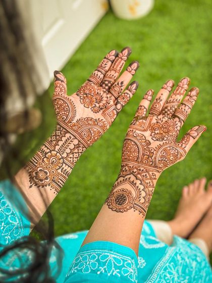 The beautiful stain of the semi-bridal design, set against a natural green background. The color is rich and even.