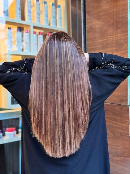 Golden blonde highlights on sleek, straight hair. This look is clean, sharp, and timeless, showing how highlights can transform even straight hair.