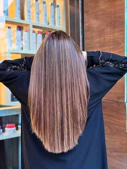 This look is all about sharp, defined highlights that stand out against the dark base color.