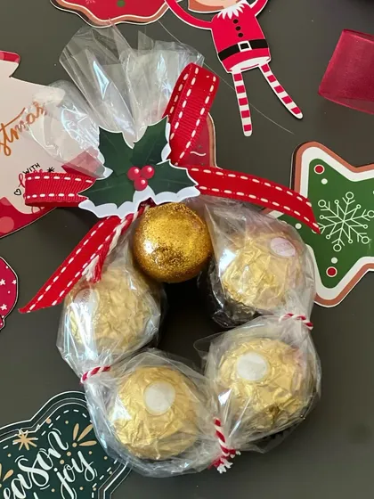 A simple yet sweet Christmas treat: a Ferrero Rocher wreath. This makes a great stocking stuffer or a small token of appreciation for colleagues and friends.