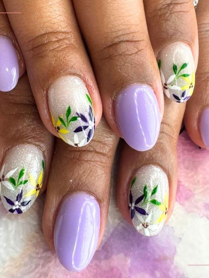 A little lavender, a little floral. This dreamy set combines solid lavender nails with glittery accent nails featuring hand-painted flowers.