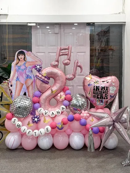 I had so much fun creating this Taylor Swift "In My Birthday Era" arrangement for a young fan's 8th birthday. It shows how I can take any theme, even a pop culture phenomenon, and translate it into a detailed balloon display with custom elements like disco balls and musical notes.