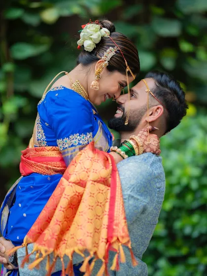 A moment of pure joy and connection. We love capturing these unscripted, happy lifts that show the couple's personality, like this one from a beautiful Maharashtrian wedding.