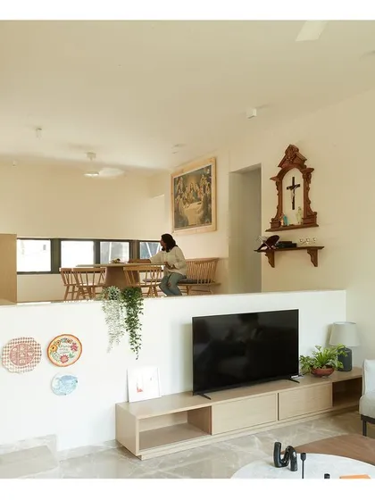 The Franklin Residence features a split-level living area that creates distinct yet connected zones for family life. This architectural choice enhances the sense of space and encourages interaction, making the home feel both open and intimate.